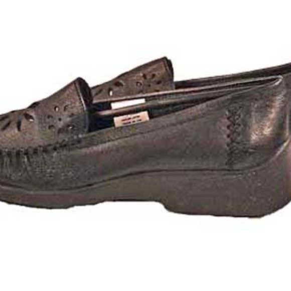 LOAFERS, FLOWER CUT-OUTS, BLACK, SZ 8B, SOFT LEATHER, PADDED LINING, CUTE, BY - Picture 5 of 7